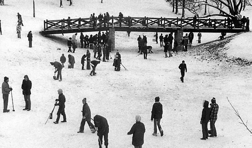 Medallion hunters search Phalen Park in 1973. (Pioneer Press file photo)