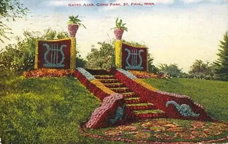 The flower-covered “Gates Ajar” at Como Park, shown in a postcard from around 1907, is being repaired.