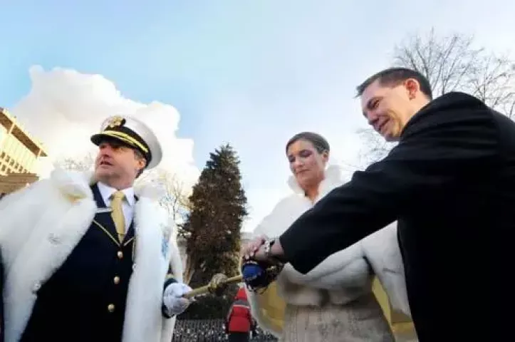 King Boreas LXXIII Christopher “Chris” Schneeman, left, knights Sally and Sam Olson in Rice Park in St Paul on their wedding day during the 2009 St. Paul Winter Carnival on Saturday, January 24, 2009 in St. Paul. (Pioneer Press: Sherri LaRose-Chiglo)