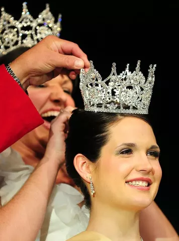 The 2011 Queen of the Snows Madalyn Dosch, back right, puts the crown on the new Queen Ashleigh Hayes at the Announcement and Coronation event as part of the Winter Carnival at St. Paul RiverCentre on Friday, January 27, 2011. (Pioneer Press: Ben Garvin)