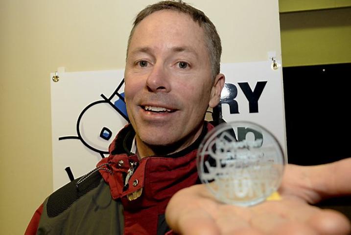 Steve Worthman holds the 2015 Pioneer Press Medallion.
