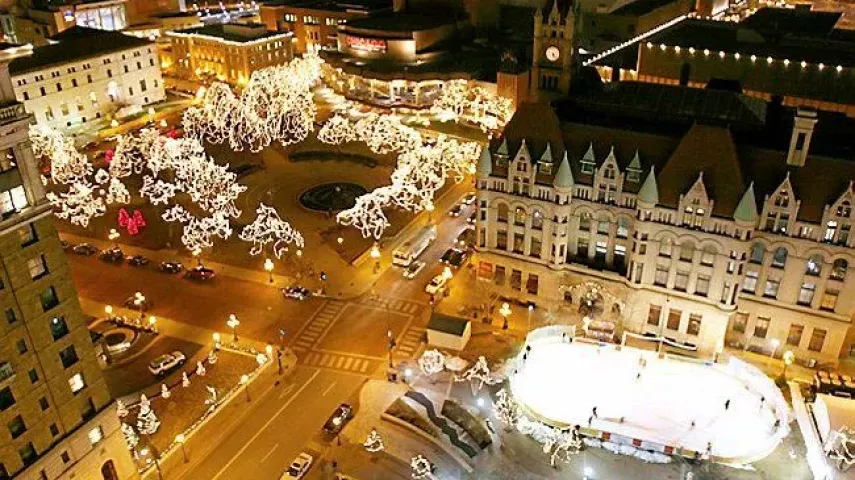 Rice Park shimmers and Winterskate chills next to Landmark Center. (Courtesy of Capital City Partnership)