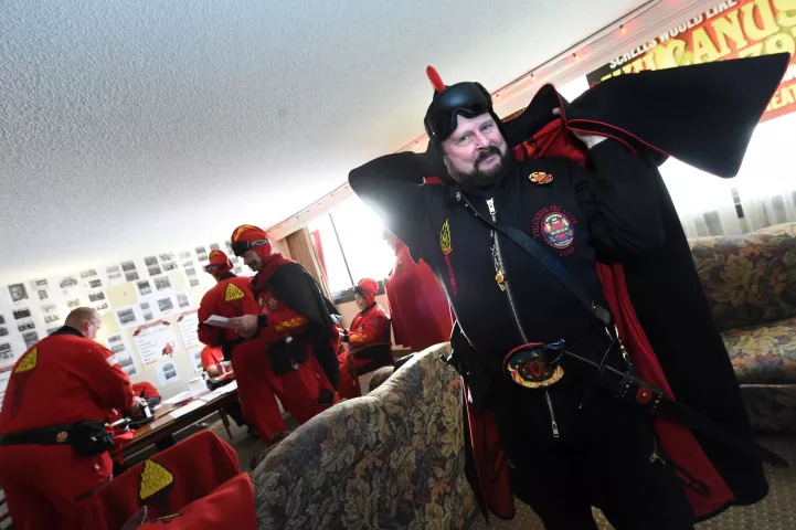 John Utermoehl, Vulcanus Rex, gets his cape on. (Pioneer Press: Jean Pieri)