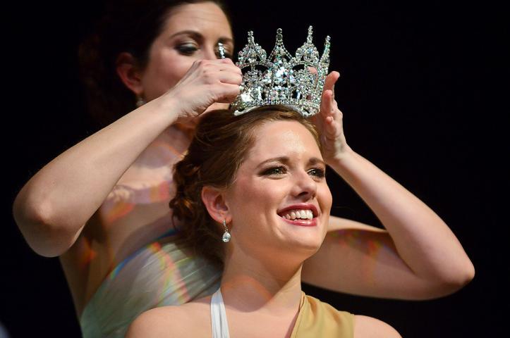 Hoglin is crowned by last year's queen Melissa Hoffbeck of Burnsville. (Pioneer Press: Ben Garvin)