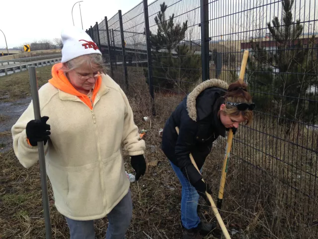 Cheryl and Sara Carlson extend their medallion hunt to the fence outside CHS Field on Monday, Feb. 1, 2016. (Pioneer Press: Jaime DeLage)