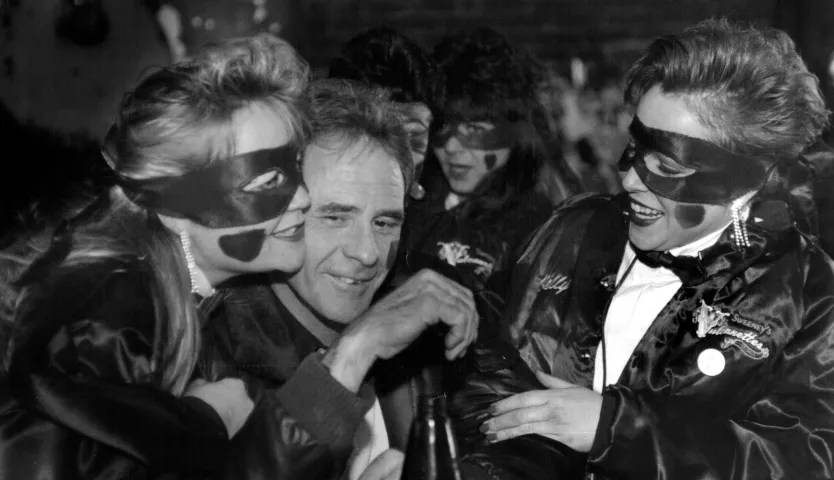 Vulcanettes Marlys Aukee, left, and Kelly McDonough, right, put some red smudges on the face of Pat Warner at Sweeney’s Bar in St. Paul on Jan. 25, 1991. “It gives the Vulcans some competition. They’re not the only ones who can do that (smudge) to the opposite sex,” said Warner. (Pioneer Press: Richard Marshall)