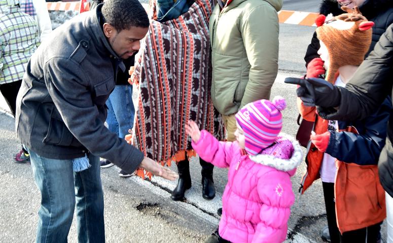St. Paul Mayor Melvin Carter gives a young girl a high five. (John Autey / Pioneer Press)