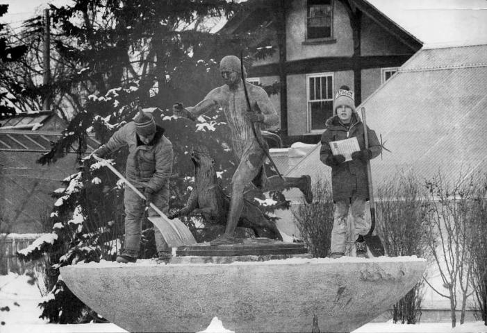 Darren Lazan holds the clues while Dave Dunleavy digs for the elusive medallion in a frozen fountain at Como Park during the 1979 hunt. (Pioneer Press file photo)
