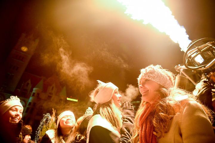 People stay warm in the sub-zero temperatures under the heat of a hot air balloon basket's fire. (Pioneer Press: Ben Garvin)