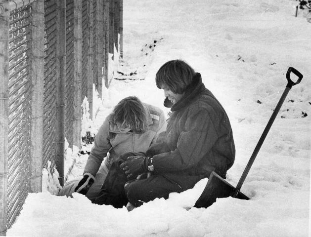 It's Treasure Hunt 1979, and Mary and Kevin Phernetton search for the medallion along the fence at the Como Park tennis courts. (Pioneer Press file photo)