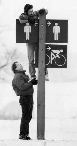In January 1987, grocery stockers Pat Hoelscher, left, and Jim Harrington, who had worked all night, headed for Mounds Park to hunt for the medallion. "Today's clue was the first good one," Harringtion said. About 200 medallion hunters were at the park that day.
