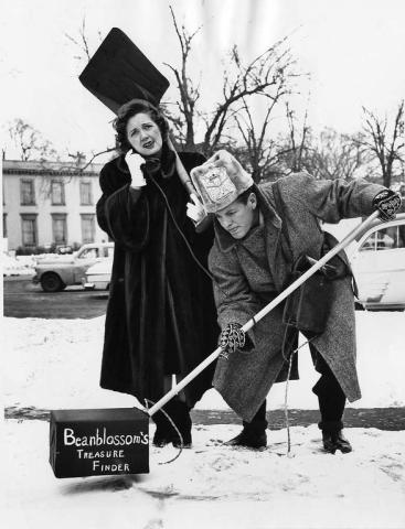 Actor Robert Cummings hams it up with his wife, Mary, and his "invention" for hunting treasure during the 1953 hunt. (Pioneer Press file photo)