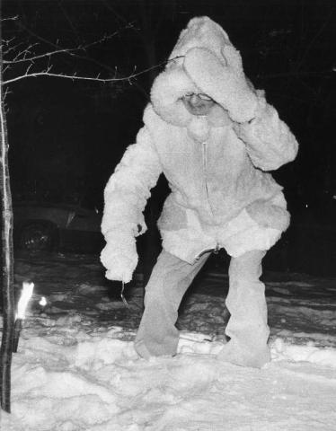 Agnes Herner of Roseville goes after the medallion with a big spoon during the 1978 hunt. (Pioneer Press file photo)
