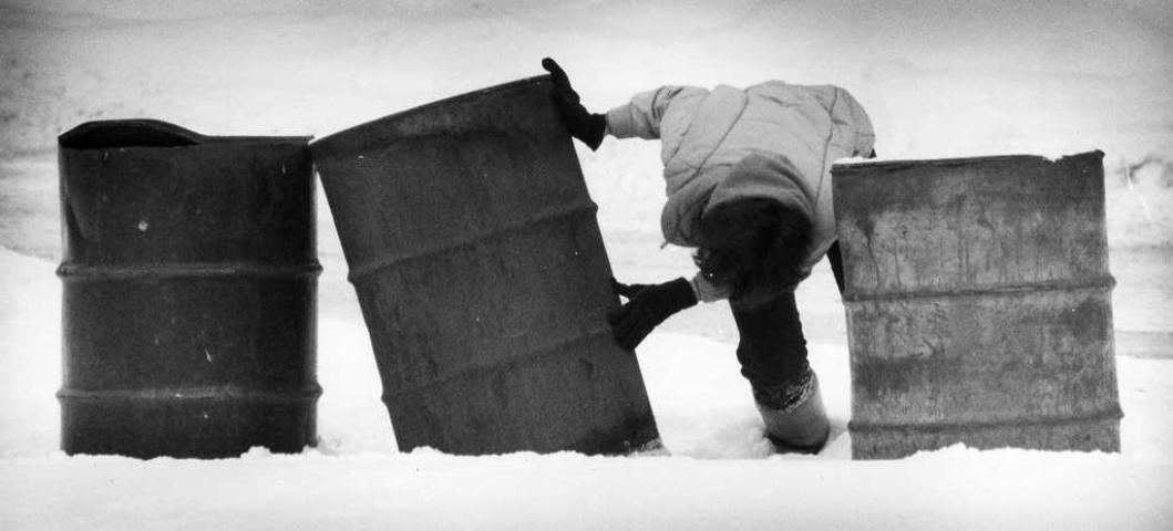 In 1984, Linda Schmidt of St. Paul searched for the medallion under trash barrels at the picnic area of Como Park. (Pioneer Press file photo: John Doman)