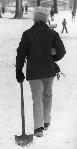 This hunter has a shovel at the ready and a thermos full of warmth during the 1976 hunt. (Pioneer Press file photo)