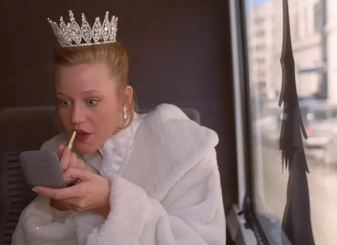 Martha Hill touches up her makeup on the royal family bus between appearances during the Winter Carnival. (Pioneer Press file photo)
