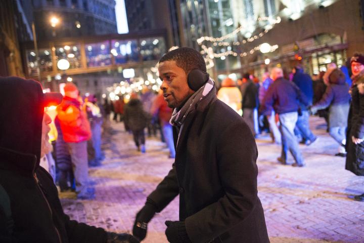 Mayor Melvin Carter greets spectators. (Liam James Doyle / Special to the Pioneer Press)