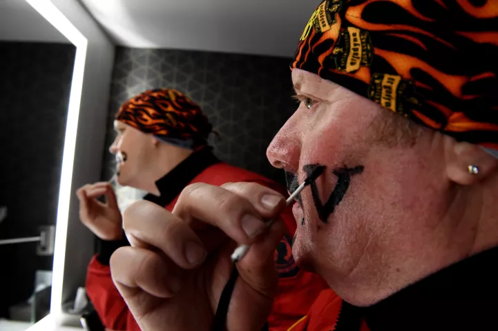 Dan Dunleavy, the Duke of Klinker, paints a "V" on his cheek before heading out in St. Paul Wednesday, Jan. 31, 2018. (Jean Pieri / Pioneer Press)