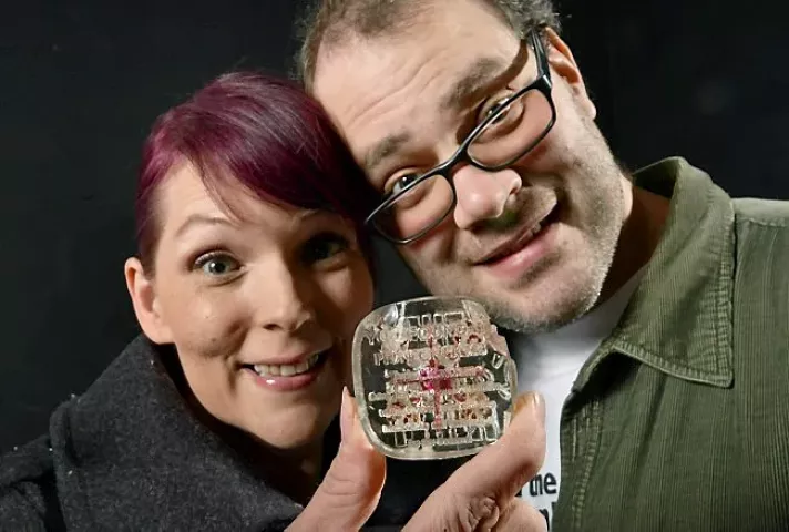 Nighttime didn't deter these Winter Carnival Treasure Hunt medallion searchers. (Pioneer Press File)