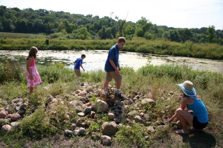 It happened something like this, said the Hulet family, reenacting the scene of their big Heimatfest win. They uncovered the medallion in the Whispering Meadows business district. PHOTO BY MATHIAS BADEN / REPRINTS AT PHOTOS.JORDANNEWS.COM
