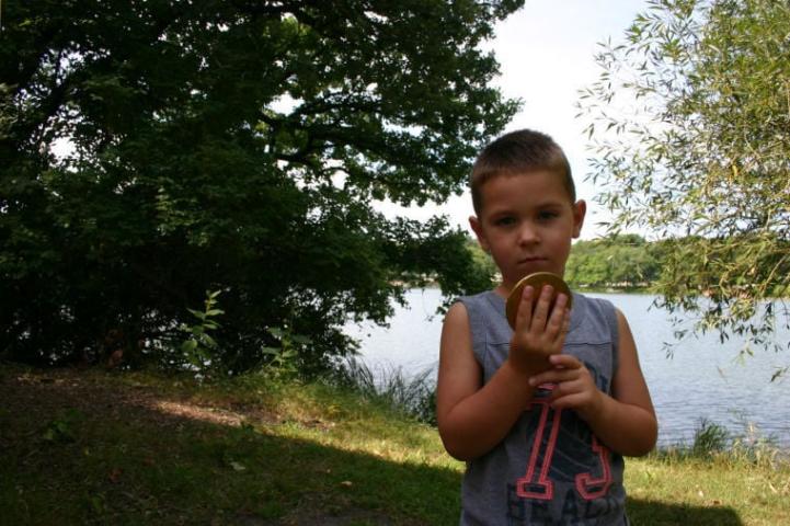 Isaac Schueller, 3, of Jordan is happy to hold the gold. He contributed to his team finding the 2014 Heimatfest medallion. PHOTO BY MATHIAS BADEN
