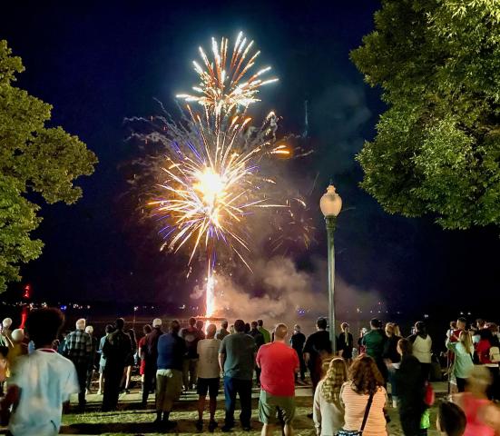 The “oohs” and “ahhs” echoed throughout Memorial Park as a large crowd watched the Watercade fireworks show at Lake Ripley.