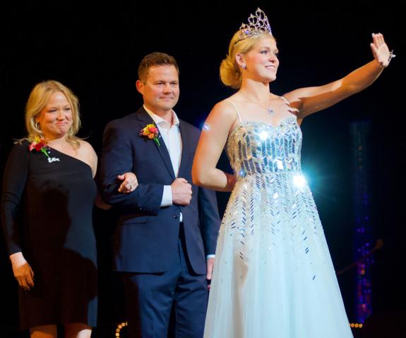 Outgoing Miss Litchfield Raina Kaping waves to the crowd one last time as her parents, Alisha and Glenn Kaping, look on in the background.