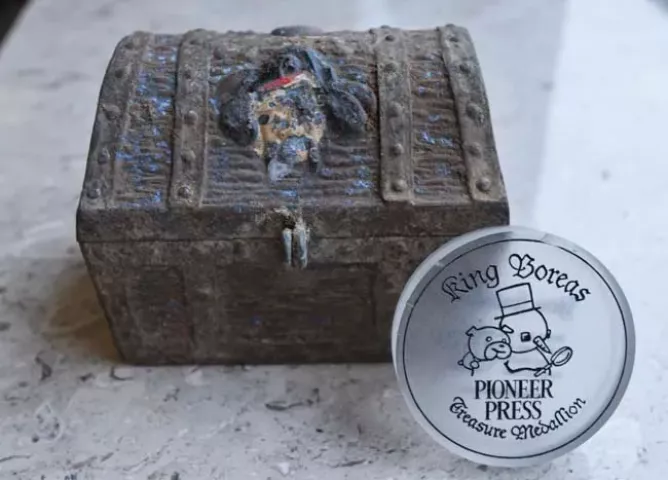 A former Pioneer Press Treasure Hunt chest and medallion.