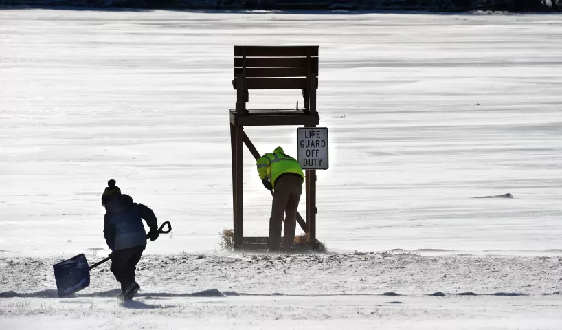Dave Cunnien, right, and his son, Leo, 4, search for the 2019 Pioneer Press Treasure Hunt medallion in Long Lake Regional Park in New Brighton Thursday, Jan. 24, 2019. (Jean Pieri / Pioneer Press)