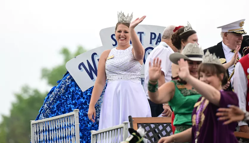 Jocelyn O’Neill, the new 2023 Aurora, Queen of the Snows, waves during the Canadian Days Grand Parade in Little Canada on Sunday, Aug. 6, 2023. (John Autey / Pioneer Press)
